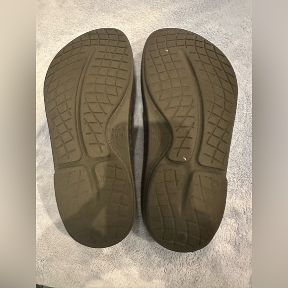 OOFOS Original Recovery Flip Flop Sandals Sz M8/W10 Black Comfort Shoes Outdoor main image 2